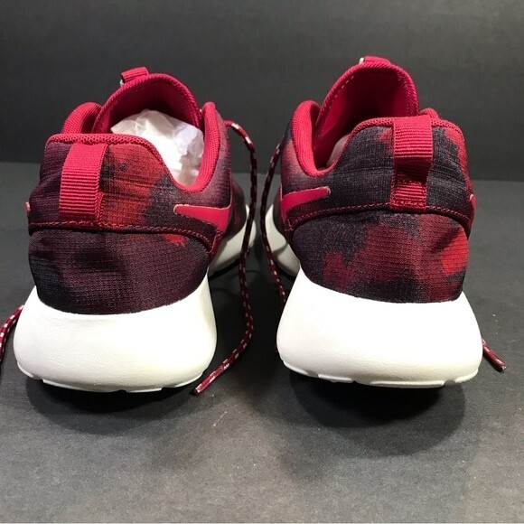 Nike Roshe Run Women’s Sneakers Fusion Red Black Camouflage Size - 7.5 - Picture 5 of 9